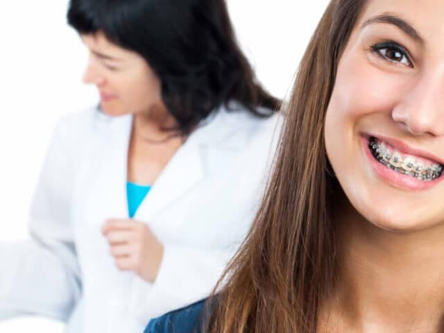 https://makeoverdentalstudio.com.mx/wp-content/uploads/2021/06/edad_recomendada_para_usar_brackets-640x480.jpg