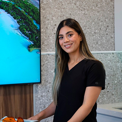 https://makeoverdentalstudio.com.mx/wp-content/uploads/2025/11/foto-karla.jpg